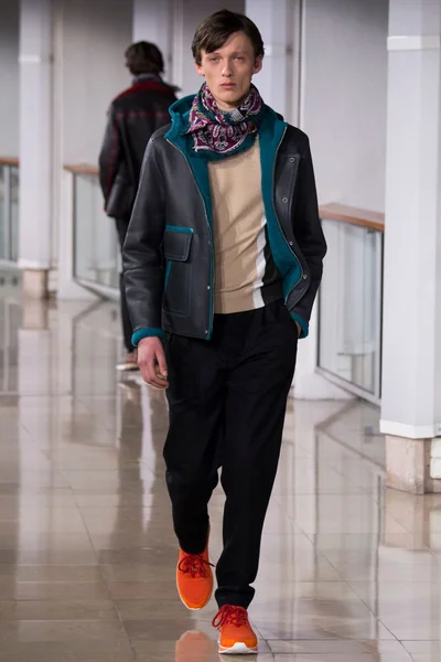Look 18